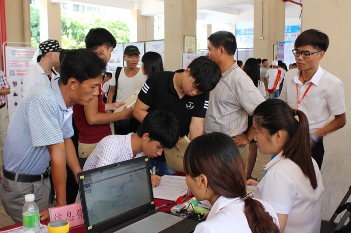 8月30日，新生接待現(xiàn)場2（海職青年記者團(tuán) 李菊霞攝影）.JPG