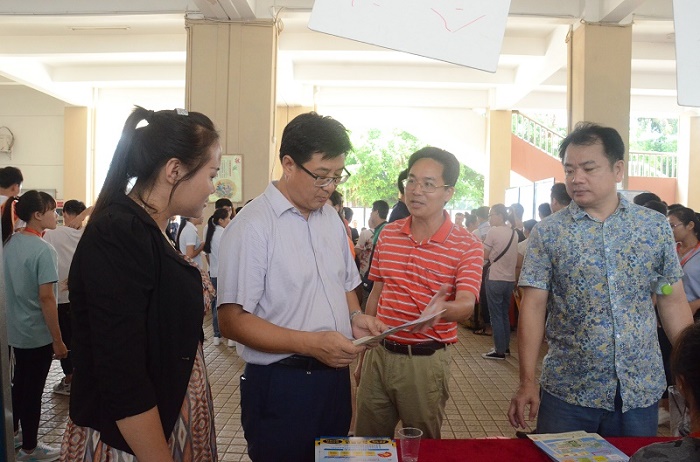 8月30日，王安興視察迎新現(xiàn)場（海職青年記者團(tuán) 黃炳蔚攝影）.JPG