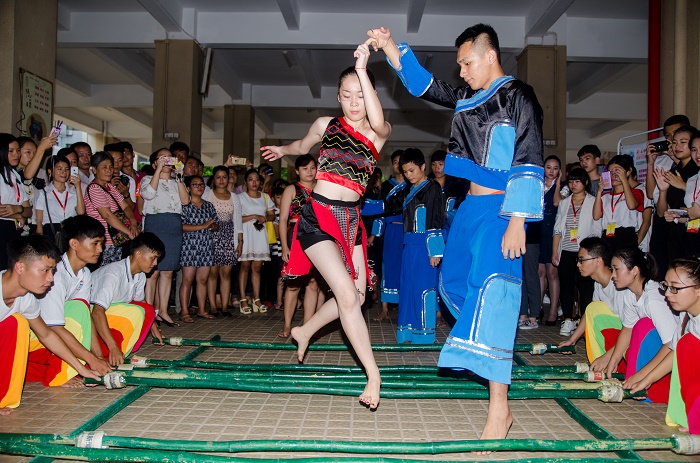 大學(xué)旅程就像跳竹竿舞——需要技巧（圖書館 梁平攝影）.jpg