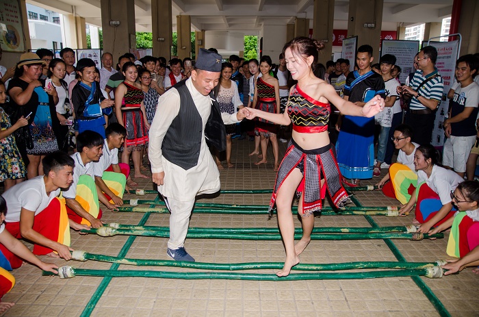 牽個手，一起跳跳竹竿舞（圖書館 梁平攝影）.jpg