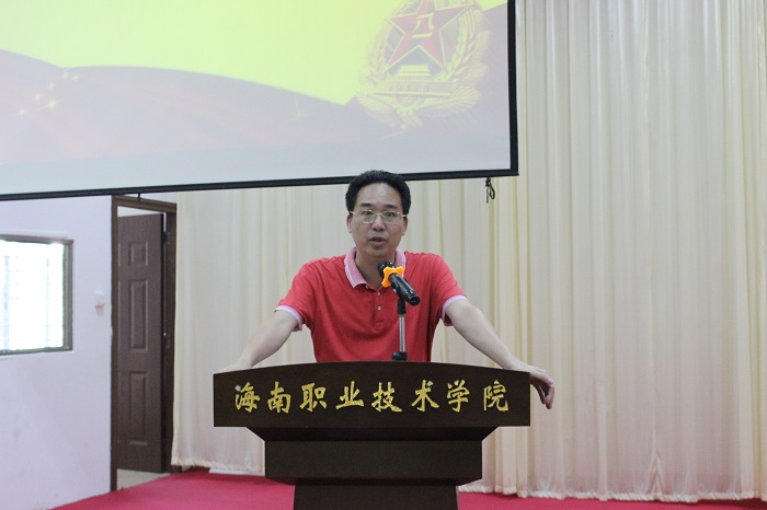 9月2日，學(xué)校黨委委員、校長助理符興干在2016年學(xué)生軍訓(xùn)教官見面會上致歡迎詞（海職青年記者團__李菊霞）.JPG