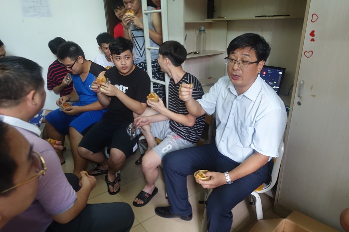 9月13日，王安興與學(xué)生拉家常品嘗月餅（宣傳部 袁媛攝影）.JPG