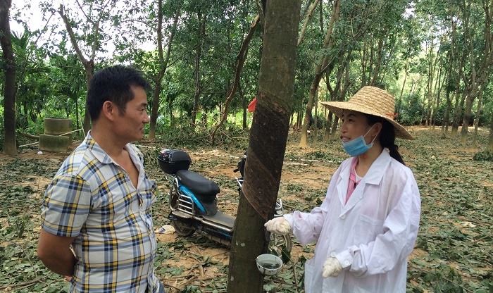 10月20日，畜牧獸醫(yī)專業(yè)教師師麗敏就災(zāi)后養(yǎng)殖存在的問題給予專業(yè)指導(dǎo)(黨委宣傳部 邱丹丹攝影).jpg