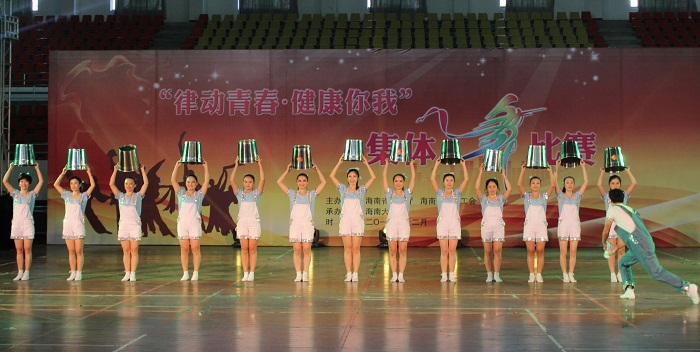 我校教職工舞蹈隊比賽現(xiàn)場（海職青年記者團 黃炳蔚攝影）.jpg