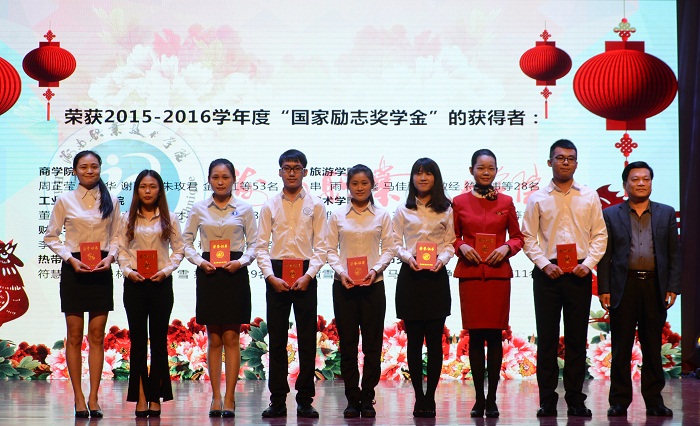 王承慶為“國(guó)家勵(lì)志獎(jiǎng)學(xué)金”獲得者頒獎(jiǎng)（海職青年記者團(tuán) 黃炳蔚攝影）.jpg