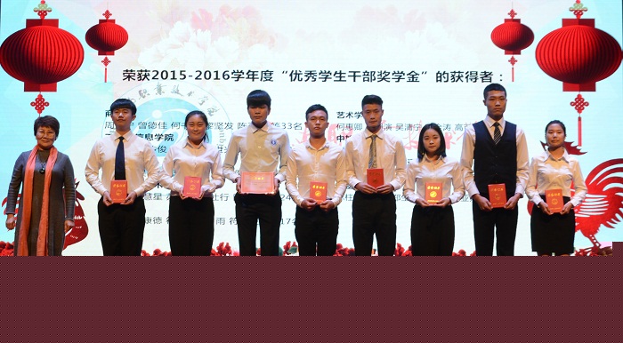 李琳娜為“優(yōu)秀學(xué)生干部獎(jiǎng)學(xué)金”獲得者頒獎(jiǎng)（海職青年記者團(tuán) 黃炳蔚攝影）.jpg