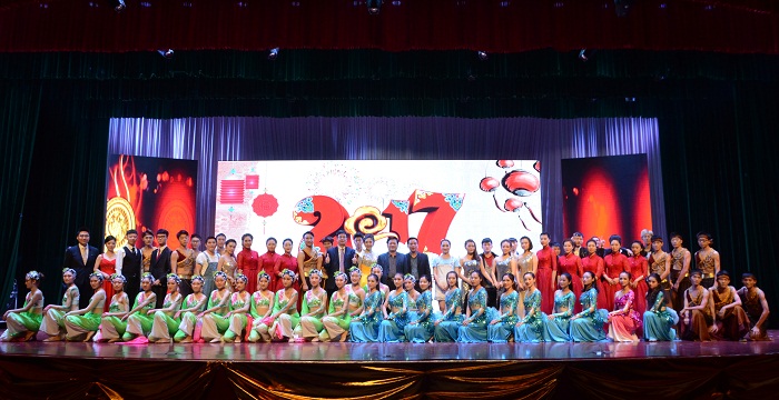 學(xué)校領(lǐng)導(dǎo)與演員合影留念（海職青年記者團(tuán) 黃炳蔚攝影）.jpg