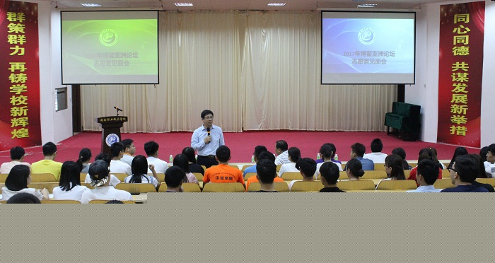 王安興對成功競聘的學(xué)生表示祝賀并提出殷切希望 （海職青年記者團(tuán) 王小松攝影）.jpg