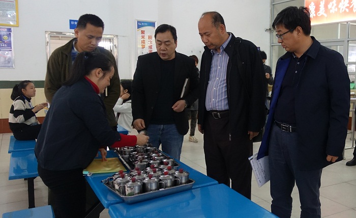 督查組實(shí)地督查學(xué)校食堂存樣間等場(chǎng)所（海職青年記者團(tuán) 許家波攝影）.jpg