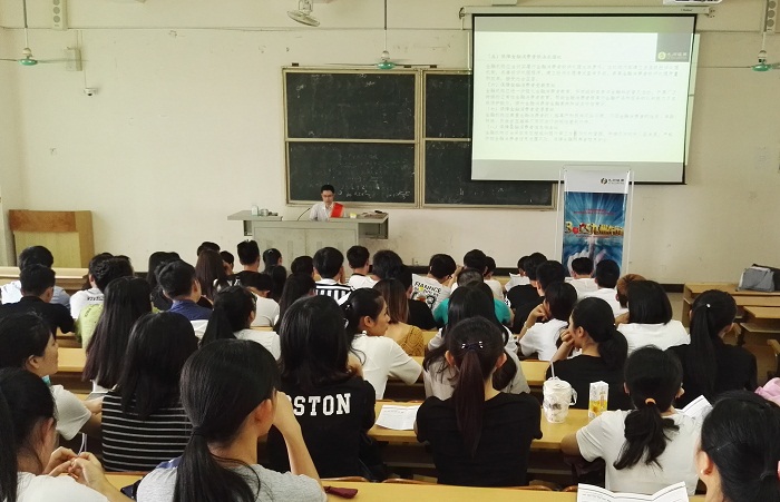 我校財經(jīng)學(xué)院舉辦證券知識大講堂（財經(jīng)學(xué)院 孫璇攝影）.jpg