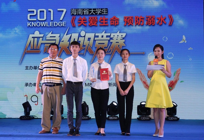 頒獎(jiǎng)嘉賓為我校代表隊(duì)頒發(fā)證書(shū)（學(xué)生工作處 朱澤東攝影）.jpg