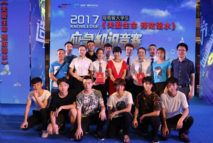 我校代表隊(duì)與指導(dǎo)教師及工作人員合影（學(xué)生工作處 朱澤東攝影）.jpg