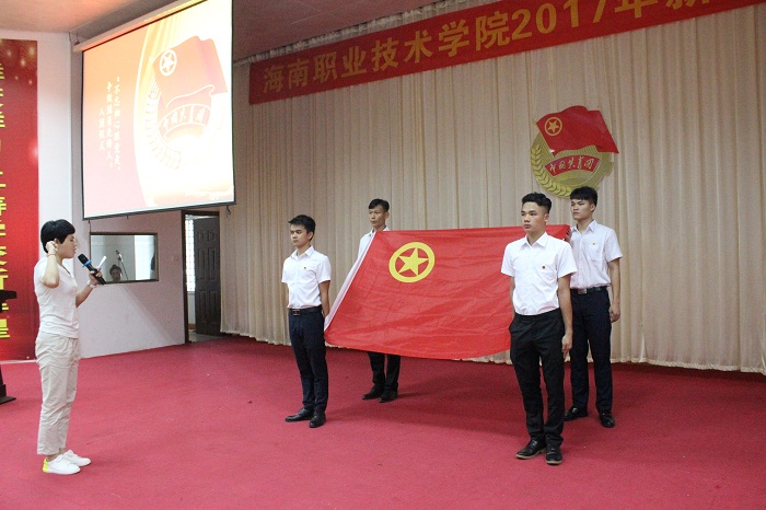 王水雙帶領(lǐng)新團員莊嚴宣誓（海職青年記者團 林詩杰攝影）.JPG