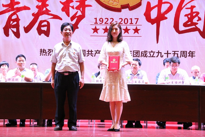 張龍庭與2016年度海南省“優(yōu)秀共青團(tuán)干部”獲得者合影（海職青年記者團(tuán) 黃炳蔚攝影）.JPG