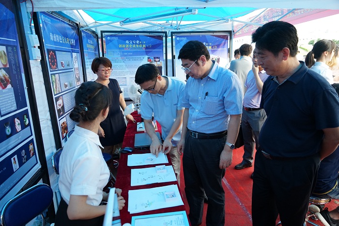 我校珠寶專業(yè)教師何志方向海南省副省長(zhǎng)王路介紹珠寶工藝（海職青年記者團(tuán) 黃炳蔚攝影）.JPG