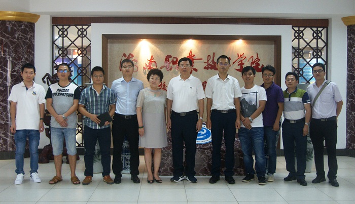 雙方合影留念（網(wǎng)絡(luò)信息中心 宋平攝影）.jpg