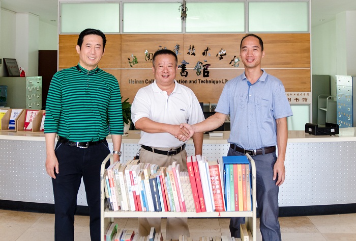 學(xué)校工會主席林方賀等代表學(xué)校工會向圖書館贈送書籍（圖書館 梁平攝影）.jpg