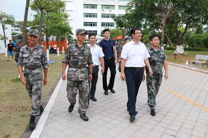 王安興校長(zhǎng)檢查軍訓(xùn)工作（海職青年記者團(tuán) 黎加奎攝影）.JPG