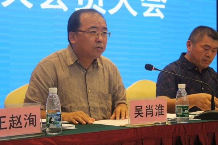 （吳肖淮教授在大會上作主旨發(fā)言 旅游學(xué)院供圖）.jpg