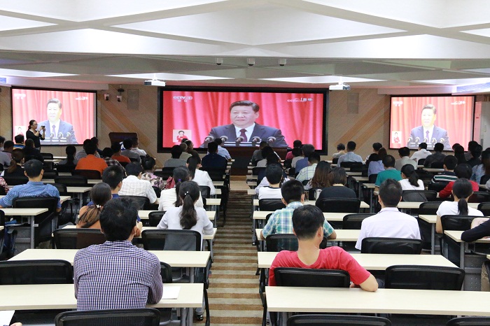 （集中收看十九大開幕會主會場 海職青年記者團(tuán)黎加奎攝影）.JPG