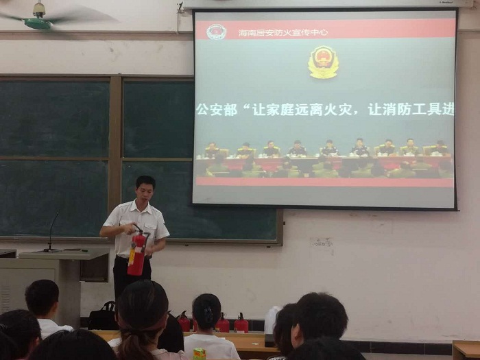 （詹教官講解消防工具的使用方法 熱農(nóng)學(xué)院吳江森攝影）.jpg