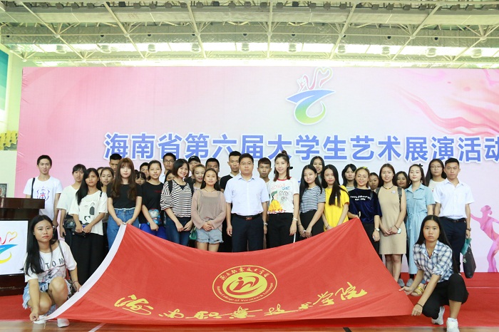 學(xué)校部分演員、工作人員合影（海職青年記者團 黎加奎 攝影）.JPG