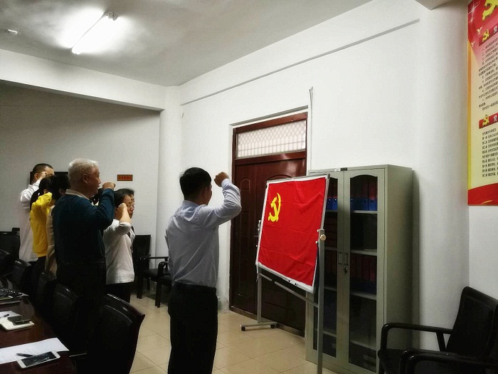 （重溫入黨誓詞現(xiàn)場(chǎng) 熱農(nóng)學(xué)院供圖）.jpg