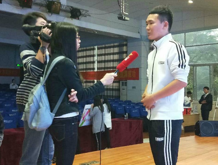 我校張錦鑫同學(xué)接受媒體采訪（商學(xué)院供圖）.jpg
