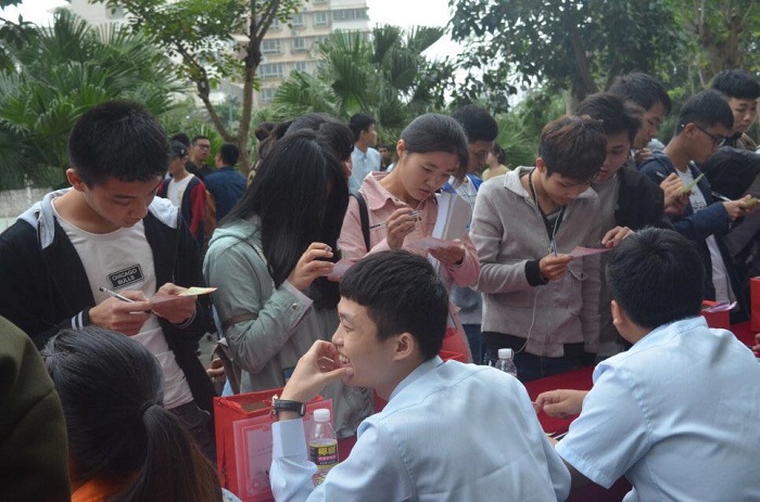 （學(xué)生闖關(guān)答題現(xiàn)場(chǎng) 工信學(xué)院供圖）.jpg