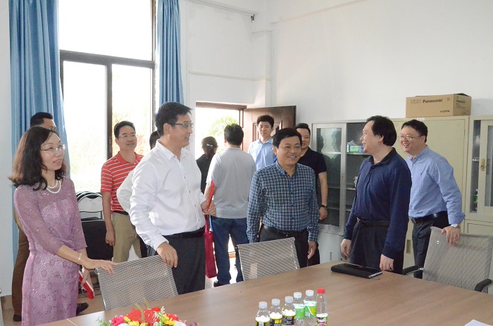 （校領(lǐng)導(dǎo)慰問教務(wù)處工作人員 黨委宣傳部朱澤東攝影）.JPG