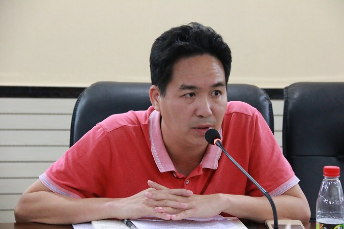 符興干對第一季度學(xué)生思政工作和學(xué)生工作進(jìn)行點(diǎn)評（海職青年記者團(tuán) 黎加奎攝影）.jpg