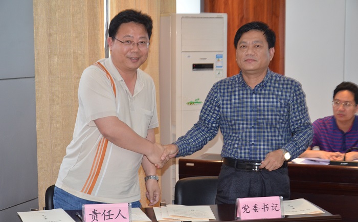 王承慶與各單位（部門）負(fù)責(zé)人簽訂全面從嚴(yán)治黨責(zé)任書（黨委宣傳部 朱澤東攝影）.jpg