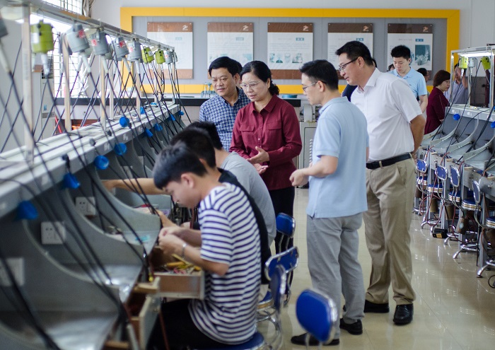 蒙曉靈一行參觀實訓(xùn)室（圖書館 梁平攝影）.jpg