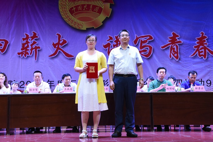 王安興與2017年海南省“優(yōu)秀共青團干部”獲得者合影（海職青年記者團 王樹敏攝影）.JPG