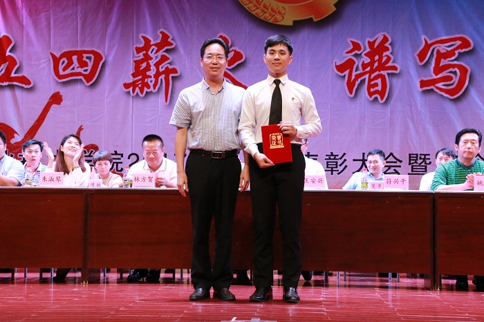 符興干與2017年海南省“優(yōu)秀共青團員”獲得者合影（海職青年記者團 王樹敏攝影）.JPG