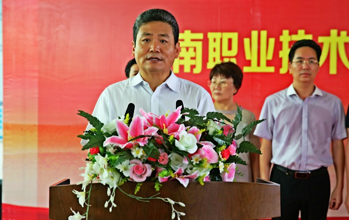 （省教育廳高等教育處處長(zhǎng)朱雙平在開幕式上講話 黨委宣傳部供圖）.JPG