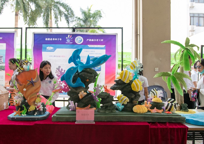 （旅游學(xué)院學(xué)生烹飪雕刻作品 圖書館梁平攝影）.jpg