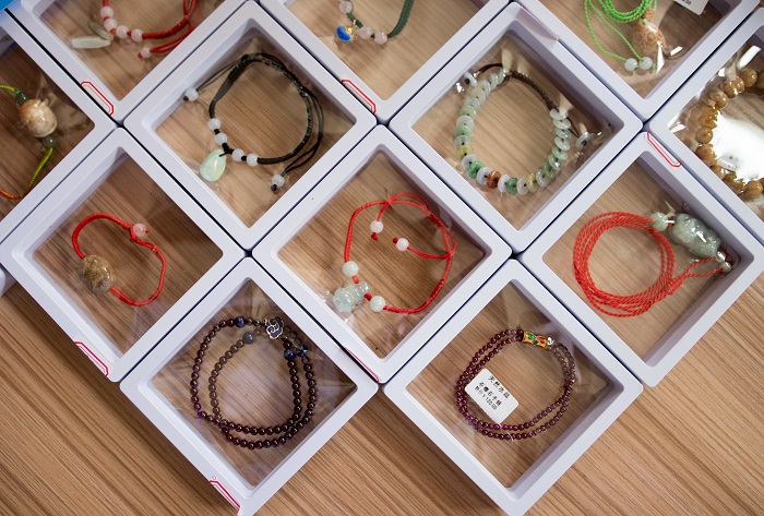 （藝術(shù)學(xué)院珠寶專業(yè)學(xué)生作品 圖書館梁平攝影）.jpg