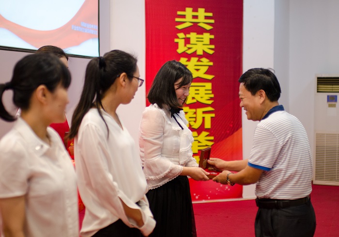 王承慶為機(jī)關(guān)教輔部門教職工代表頒發(fā)獎?wù)拢▓D書館 梁平攝影）.jpg