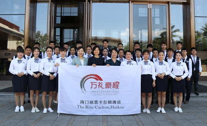 參觀師生與Erica Loh合影留念（旅游學(xué)院供圖）.jpg