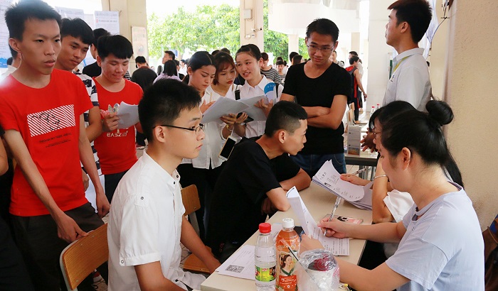 應(yīng)聘學生向用人單位咨詢相關(guān)問題（海職青年記者團 黎加奎攝影）.jpg