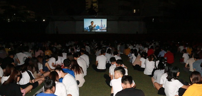 我校師生集中觀看電影《鄒碧華》現(xiàn)場（海職青年記者團(tuán) 卓亞明攝影）.jpg