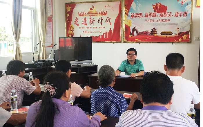 王承慶向村黨支部全體黨員干部作主題講座（黨委宣傳部供圖）.jpg
