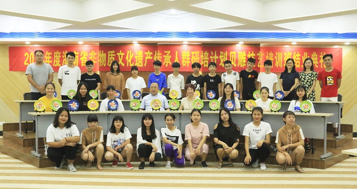 領(lǐng)導(dǎo)嘉賓與學(xué)員合影留念（海職青年記者團(tuán) 許家波攝影）.JPG