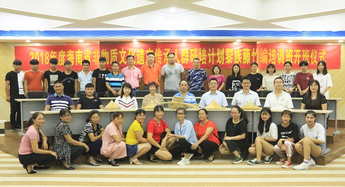 領(lǐng)導(dǎo)嘉賓與學(xué)員合影（海職青年記者團(tuán) 許家波攝影）.JPG